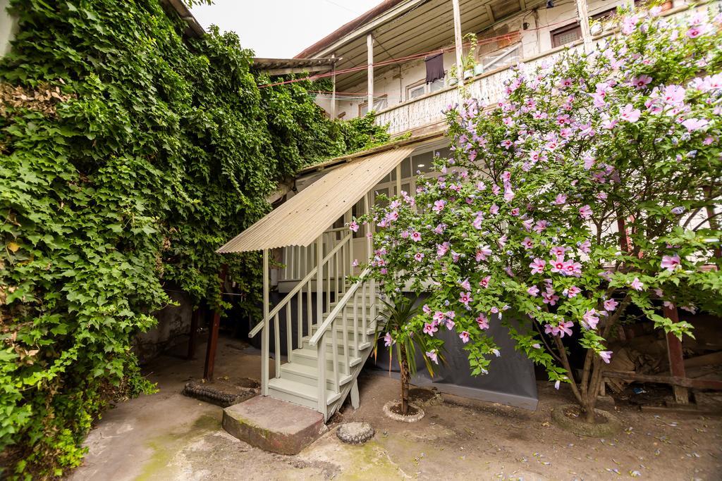 Apartment In Cozy Little Yard Tbilissi Extérieur photo