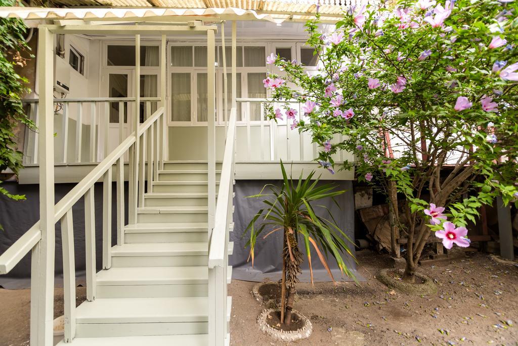 Apartment In Cozy Little Yard Tbilissi Extérieur photo